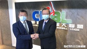 ▲立法院副院長蔡其昌拜訪中職，吳志揚出門迎接。（圖／記者黃泓哲攝影）