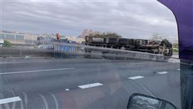 國道1號南下彰化交流道，貨車拖車追撞，回堵。(圖／翻攝畫面)