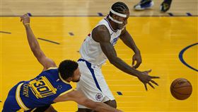 ▲「可愛」雷納德（Kawhi Leonard）用指尖扒柯瑞（Stephen Curry）火鍋。（圖／美聯社／達志影像）