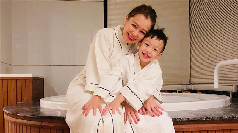 徐若瑄帥兒暴風抽高　5歲直逼媽肩膀