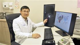 萬芳醫院泌尿科主治醫師林克勳說明李先生的病況（圖／萬芳醫院提供）