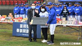 嘉義市黃敏惠市長送上茶盤給洪一中總教練。（圖／記者王怡翔攝影）