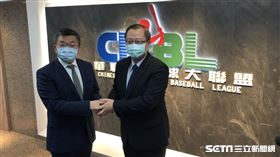 ▲吳志揚、蔡其昌之間只聊棒球。（圖／記者黃泓哲攝影）