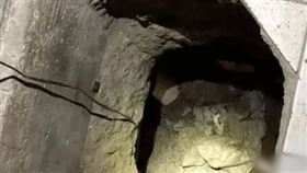 ▲泥水匠展現驚人毅力開挖地道到情婦家床底下。（圖／翻攝自警局臉書）