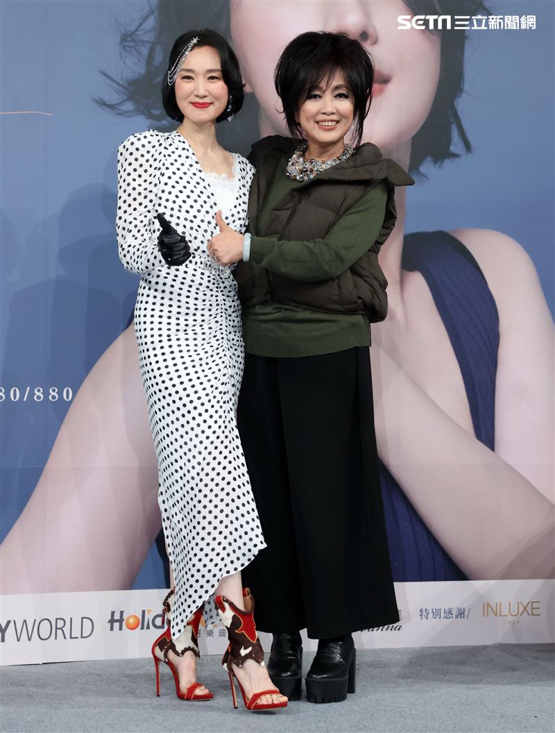 坣娜演唱會售票記者會，重量級嘉賓齊豫送上籮蔔糕祝福。（記者邱榮吉/攝影）