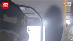 中國老年悲歌！不會用智慧型手機　老翁慘被公車司機趕下車（圖／翻攝自時間視頻微博）