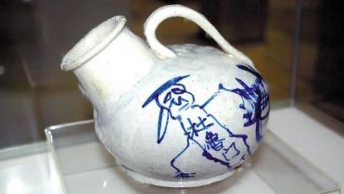 小丑粗糙瓷尿壺　竟是博物館展示精品