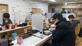 日本首都圈進入緊急事態 餐飲業經營雪上加霜日本首相菅義偉針對武漢肺炎疫情嚴峻的首都圈1都3縣發佈「緊急事態宣言」，籲請餐飲業者營業時間縮短至晚上8時、出勤人數盡量減少7成。中央社記者楊明珠東京攝  110年1月7日