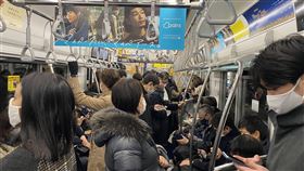 疫情嚴峻 日本首都圈1都3縣進入緊急事態日本首相菅義偉針對武漢肺炎疫情嚴峻的首都圈1都3縣發佈「緊急事態宣言」，期盼出勤上班人數能減少7成，避免疫情擴大。中央社記者楊明珠東京攝 110年1月7日