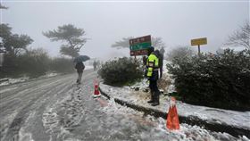 陽明山飄雪  警方啟動交通管制（2）寒流來襲，陽明山巴拉卡公路8日清晨開始飄雪，警政署保七總隊第四大隊及台北市警察局北投分局啟動雪季勤務第一階段管制，禁止未附掛雪鏈車輛出入。圖為二子坪入口處。（翻攝畫面）中央社記者劉建邦傳真  110年1月8日