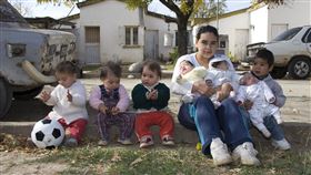 不會避孕！少女17歲當上「7寶媽」阿嬤崩潰求結紮（圖／路透社／達志影像）