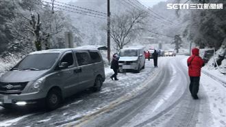 台中和平區下雪！這路段車輛限掛雪鏈