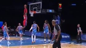 ▲「魔獸」霍華德（Dwight Howard）空中接力，對手、裁判全看傻。（圖／翻攝自NBA推特）