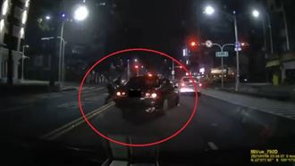 16歲屁孩載女友　衝撞警被轟12槍