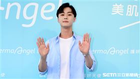 施柏宇化身護妍天使與粉絲近距離貼臉互動。（記者邱榮吉/攝影）