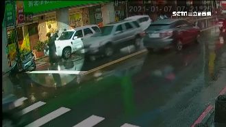 7萬洗腎救命錢掉了　騎士撿走存帳戶