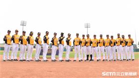 中信兄弟林威助領軍教練團。（圖／記者王怡翔攝影）