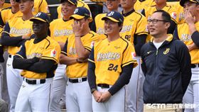 中信兄弟林威助領軍教練團。（圖／記者王怡翔攝影）