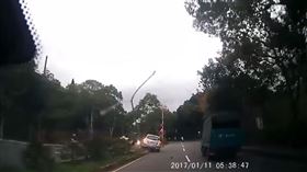 中央分隔島,竹科,寶山路,撞路燈,（圖／翻攝自臉書《新竹大小事》）