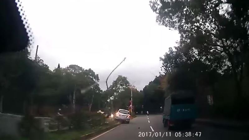 婦人「龜速」上路　飄移15秒剷路燈