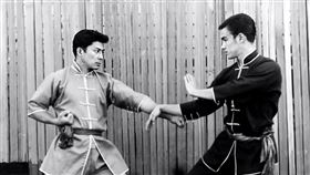 李小龍第一本著作《基本中國拳法》，便找木村武之協助示範。（圖／翻攝自Bruce Lee IG）