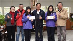 家貧拚上台大醫學系　竹山高中朱以軒獲縣長嘉勉竹山高中學生朱以軒（右2）、林芳郁（左3）來自貧困家庭，兩人逆境奮發拚上台灣大學，其中朱以軒更是南投首名在地求學錄取台大醫學系的學生，南投縣長林明溱（右3）8日到校嘉勉。（南投縣政府提供）中央社記者蕭博陽南投縣傳真  110年1月8日