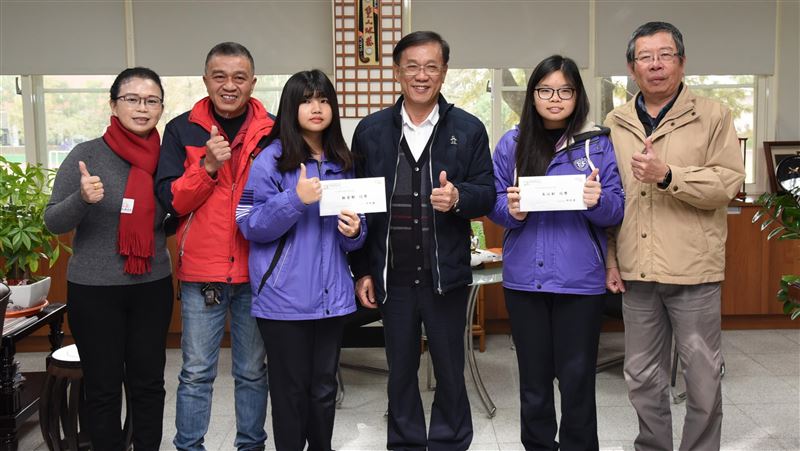 家貧上台大　縣長嘉勉朱以軒、林芳郁