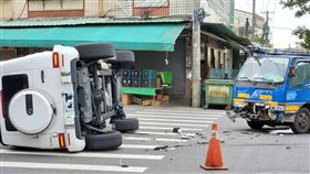 賓士G CAR，堅達貨車，潭子，對撞車禍。(圖／翻攝畫面)
