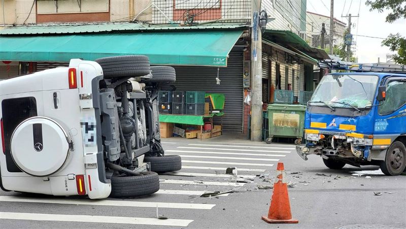 賓士越野車對撞貨車　賓士翻車輸了
