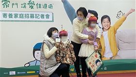 馬安娜馬安琪姊妹任寄養家庭　照顧80名寄養童馬安娜（右2）與馬安琪（左）姊妹兩人擔任寄養家庭37年，至今已照顧逾80名寄養童，在照顧過程中能從孩子身上得到的完全的愛及陪伴，讓她們樂不喊苦。中央社記者吳欣紜攝  110年1月8日