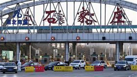 石家莊市爆疫情　嚴控人員進出中國河北省省會石家莊市爆發武漢肺炎本土疫情後，接連推出多項措施嚴格人員管控。圖為6日石家莊一個高速高路出口，警方正在管制疏導車輛。（中新社提供）中央社　110年1月6日