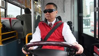 55歲邰智源拚了！真的考取公車駕照