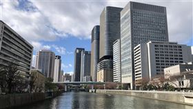 駐日辦事處長觀察  大阪城市性格像台灣台北駐大阪經濟文化辦事處長李世丙接受中央通訊社專訪表示，日本第二大城大阪的城市性格，像台灣一樣熱情。此為站在日本有形文化財產「淀屋橋」上，拍攝周邊金融大樓，台北駐大阪辦事處也設址於此。中央社記者魏紜鈴大阪攝  110年1月8日