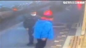 北市石男酒後對下棋民眾下指導棋，反遭眾人圍毆。（圖／翻攝畫面）