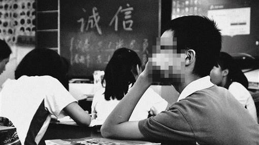 國小班導教室偷拍!要3女童「雙腿打開」