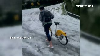 山區飄雪片！狂男穿拖鞋騎單車賞雪