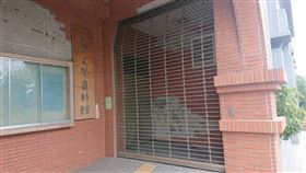 真理大學突換鎖封館！82歲國寶館長遭關門外　網氣炸出征（圖／鍾延威提供）