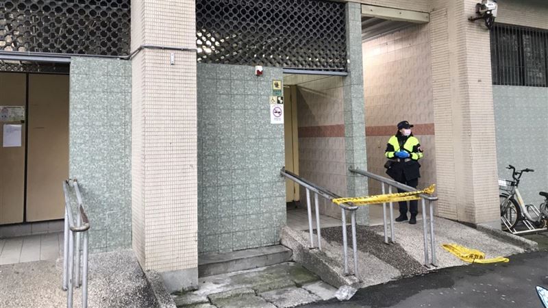 民眾驚見男子疑凍死　陳屍運動場廁所