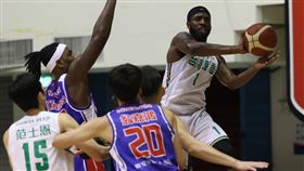 ▲米勒（J.D. Miller）投進關鍵三分球。（圖／中華民國籃球協會提供）