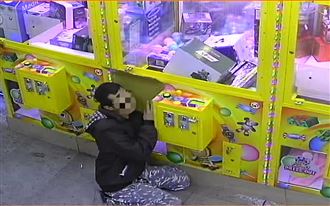 海賊粉伸棍勾索隆公仔！得手影片曝光