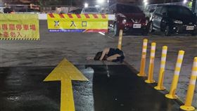 停車,車位,入口,停車場,女子,酒醉,撿屍(圖/抱怨公設