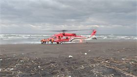 宜蘭漁船五結外海擱淺　空勤直升機吊掛5人上岸宜蘭頭城烏石港籍漁船「聯聖668號」9日凌晨在五結鄉清水海邊擱淺，空勤總隊直升機上午將船上5人順利吊掛上岸，5人意識清楚、無明顯外傷，送往羅東博愛醫院就醫觀察。（海巡署第一巡防區提供）中央社記者沈如峰宜蘭縣傳真  110年1月9日