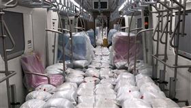 台鐵最美區間車試運轉　裝載沙包模擬載旅客台鐵最美區間車在台試運轉，其中EMU901樣車編組更在1月4、5、6日三天在各車上裝載沙袋，模擬車上載滿旅客的狀況。（台鐵局提供）中央社記者余曉涵傳真  109年1月9日