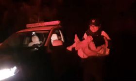 3歲女童追雪疑高山症嘔吐不止　警駕車