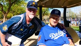 史耐德和擔任道奇球團榮譽顧問的拉索達合影。（圖／翻攝自中信兄弟官方粉絲團）