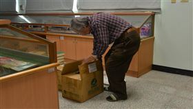 真理大學突換鎖封館！82歲國寶館長遭關門外　網氣炸出征（圖／鍾延威提供）