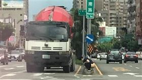 台中,男子分隔島上拉屎（圖／翻攝自南屯大小事臉書社團）