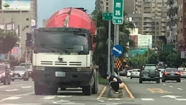 屎在滾？水泥車司機蹲馬路大便網看傻