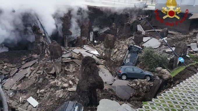 醫院炸出600坪巨坑　一堆車衰遭吞