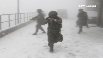 高山雷達站下雪　海軍操練雪地戰訓